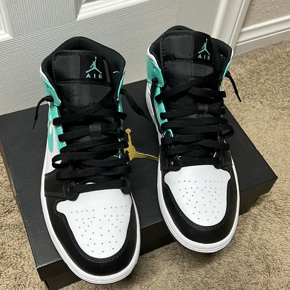 Jordan 1 Mid Tropical Twist